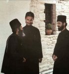 L'archimandrite Isaac à la droite de saint Païssios.